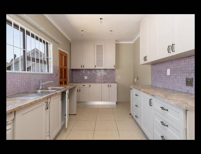 6 BEDROOM HOUSE FOR SALE IN GLENVISTA